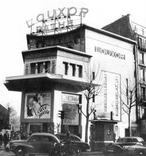 En 1953. Certains décors masqués par ds affiches et photos (Cinémathèque française)