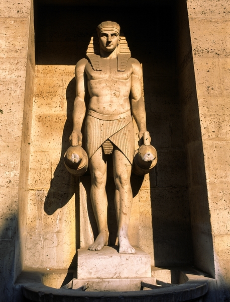 Paris, rue de Sèvres : la fontaine du Fellah par Bralle, 1809.Copie de l'Antinoüs du Capitole par Beauvallet. 