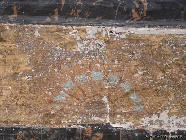 Soubassement de faux marbre dans la grande salle