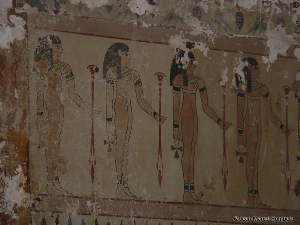 Frise d’Egyptiennes surmontée de papyrus inversés