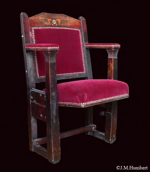 Ancien fauteuil du Louxor de style égyptisant - Coll. Xavier Delamare
