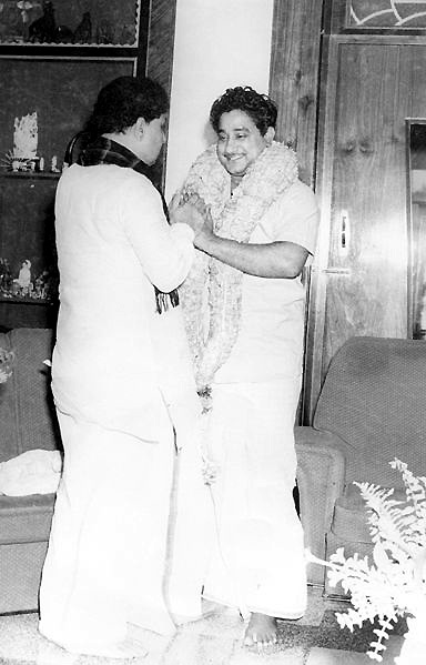 Sivaji Ganesan (à droite) et MGR