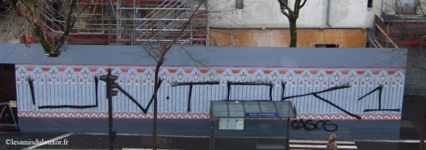 Vue générale de la palissade (déjà taguée !), boulevard de Magenta