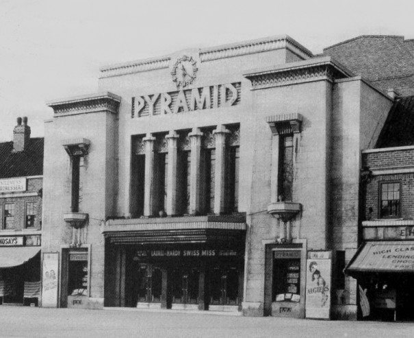 Façade du cinéma Pyramid en 1934