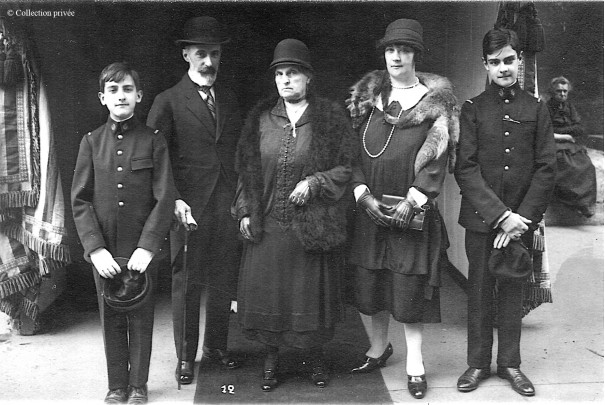 Henri Zipcy, sa belle-mère, sa femme et ses fils (en uniforme du collège Stanislas) en 1926, lors d'un événement familial.