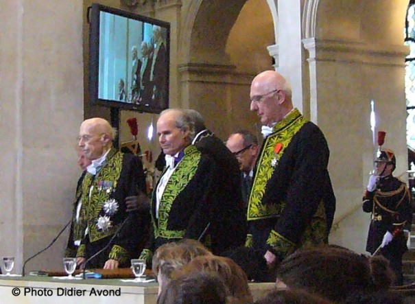  De gauche à droite, Jean Leclant, Pierre-Sylvain Filliozat et Michel Zink lors de la séance de la dernière rentrée de l’Académie des Inscriptions et Belles Lettres, le 26 novembre 2010