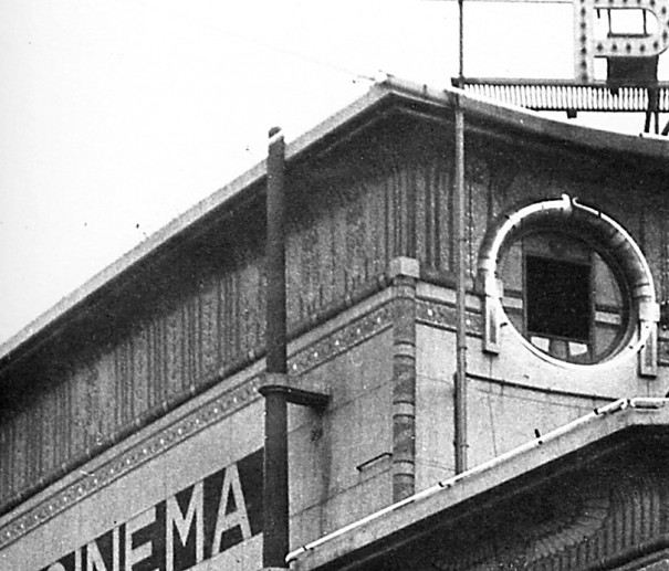  1930 : la frise du boulevard de la Chapelle est encore en place