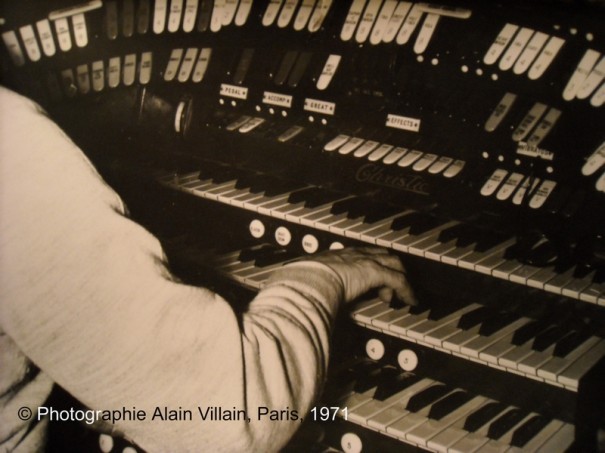  Tommy Desserre à la console de l'orgue du Gaumont