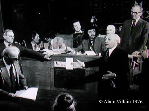 Vente aux enchères publiques de l'orgue du cinéma Gaumont-Palace, Drouot Rive-Gauche, 7 avril 1976, 16h salle n°13. A droite de la photo: au premier plan M. Roland Nungensser député-maire de Nogent-sur-Marne et Me René Boisgirard, le commissaire priseur qui a présidé la vente. 