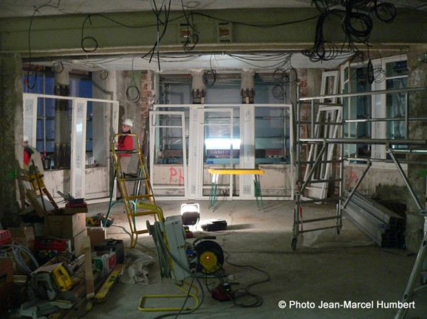 Pose des huisseries dans la future salle d'exposition (au second plan, les colonne lotiformes de la façade)