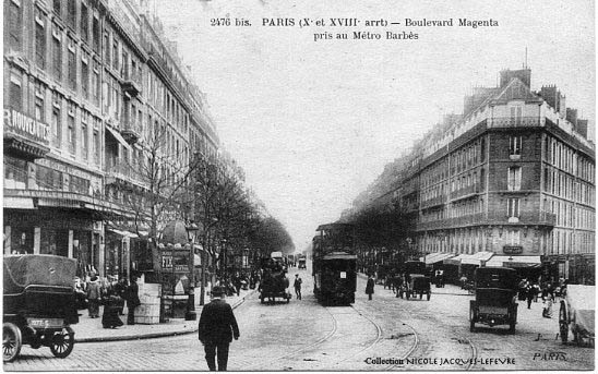 Les étalages du magasin Au Sacré Coeur, côté boulevard Magenta