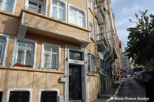 Le Güzel Manzara Apartmanı et les immeubles de la rue Akarca