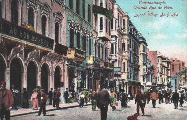 La grande rue centrale de Péra (maintenant Istiklal Caddesi) dans les années 1900