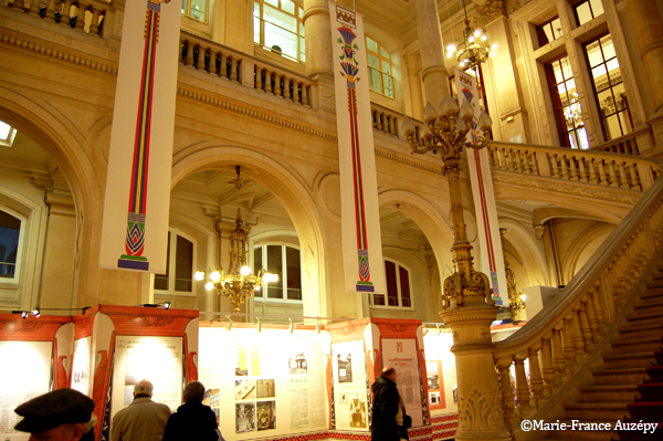 Les bannières reproduisant les colonnes florales de la grande salle du Louxor