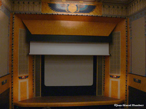 Avant la projection, le grand écran est abaissé sur le petit écran de 1921.