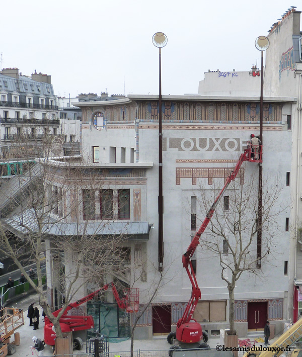 Les deux mâts du boulevard Magenta