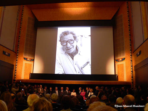 sous le portrait de Yousse Chahine , le Maire de Paris entouré des élus, de l'équipe de CinéLouxor, de l'architecte Phllippe Pumain et d'une foule de journalistes.