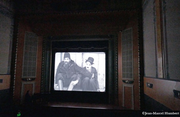Pendant la projection de l’Émigrant de Charlie Chaplin