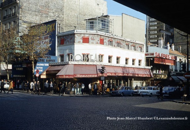 Le café Rousseau en 1970 décoré d'une fresque de mosaïques 