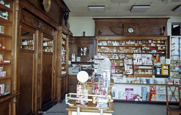 L’intérieur de la pharmacie Léon Gros en 1983.