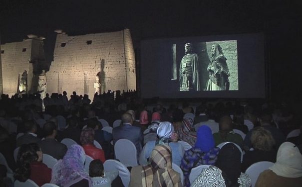 Louxor, 3e Festival du film égyptien et européen (2015), projection à côté du pylône du temple du film La Femme du pharaon d’Ernst Lubitsch (1922), avec Emil Jannings (DR).