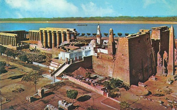 Le temple d’Amon à Louxor (carte postale, collection Jean-Marcel Humbert)