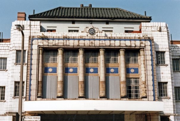 Photographie de la façade prise vers 1980, peu avant la fermeture du cinéma (DR)